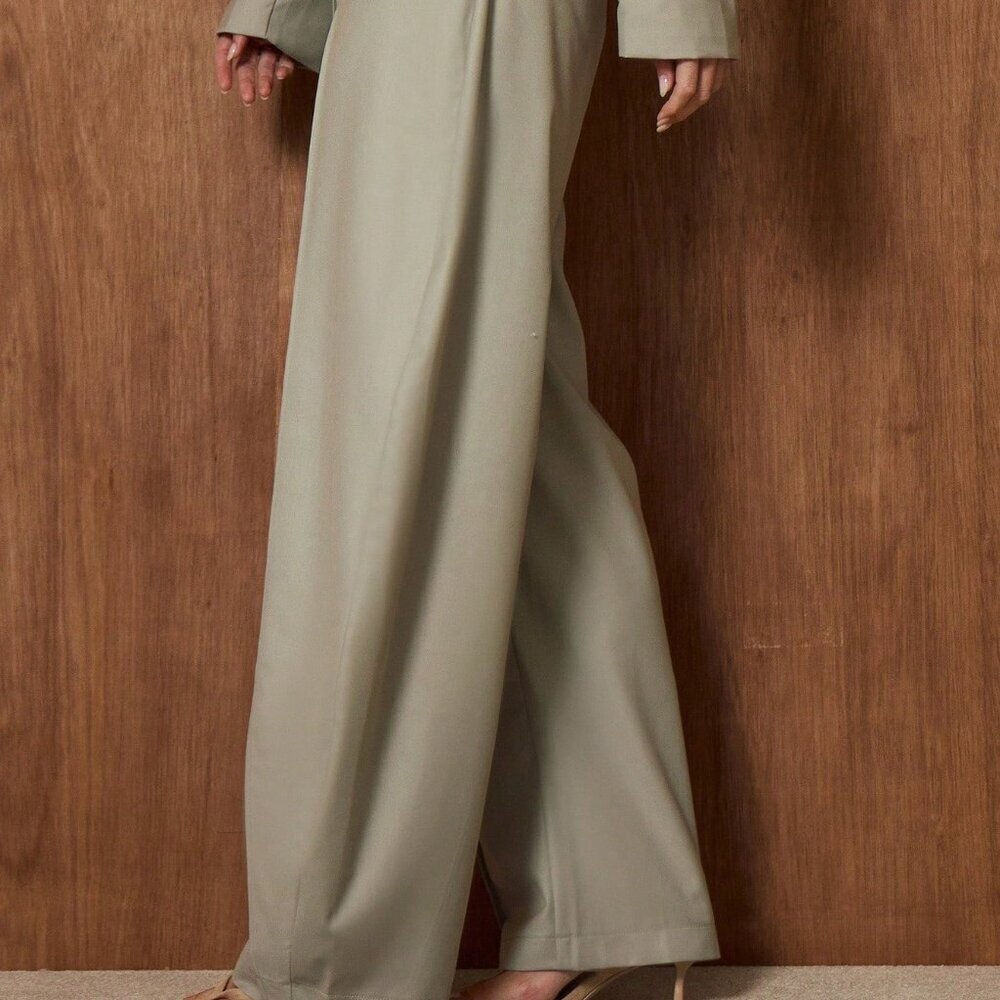 Grey Elegant Women's Pleated Trousers - Picture 4 of 5